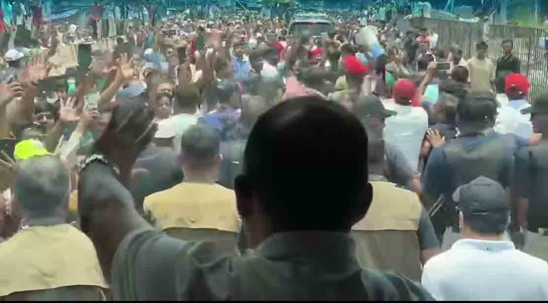 Massive crowds line roads in Cumilla to have glimpse of Tarique Rahman