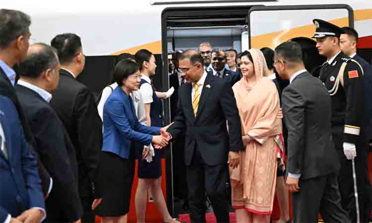 Red carpet rolled out as PM arrives in Beijing