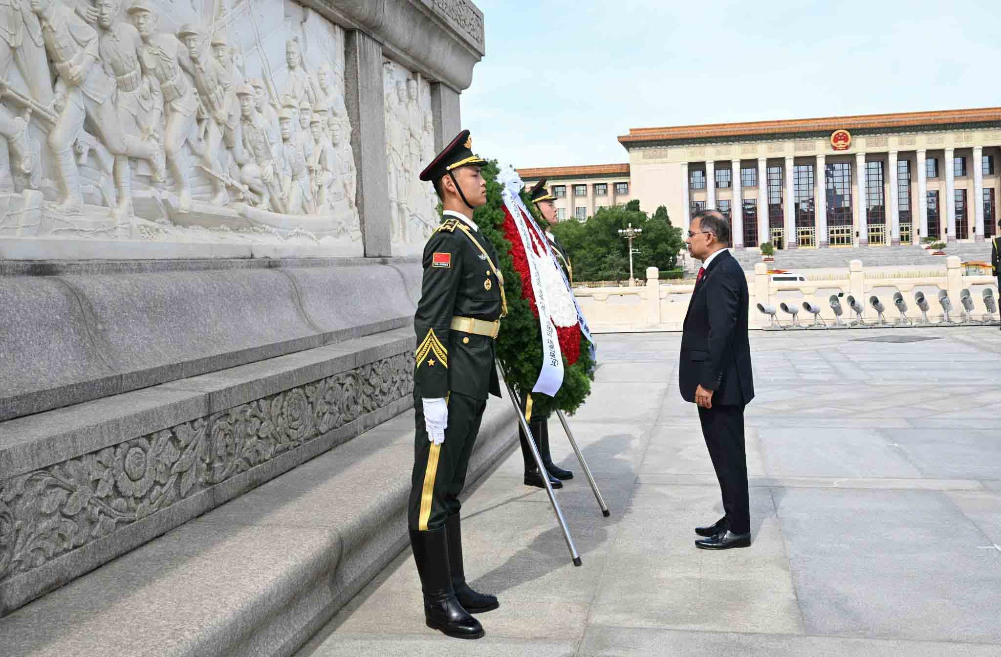 PM pays homage to Chinese heroes at Tiananmen Square