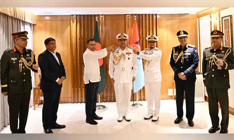 PM confers Vice Admiral rank badge on new Navy chief