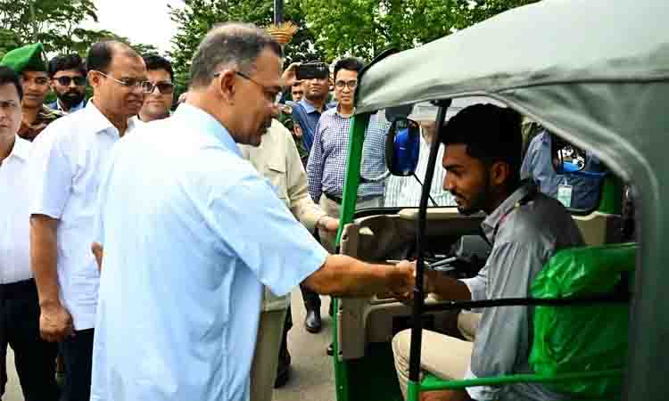PM gifts rickshaws to two July fighters, elderly man