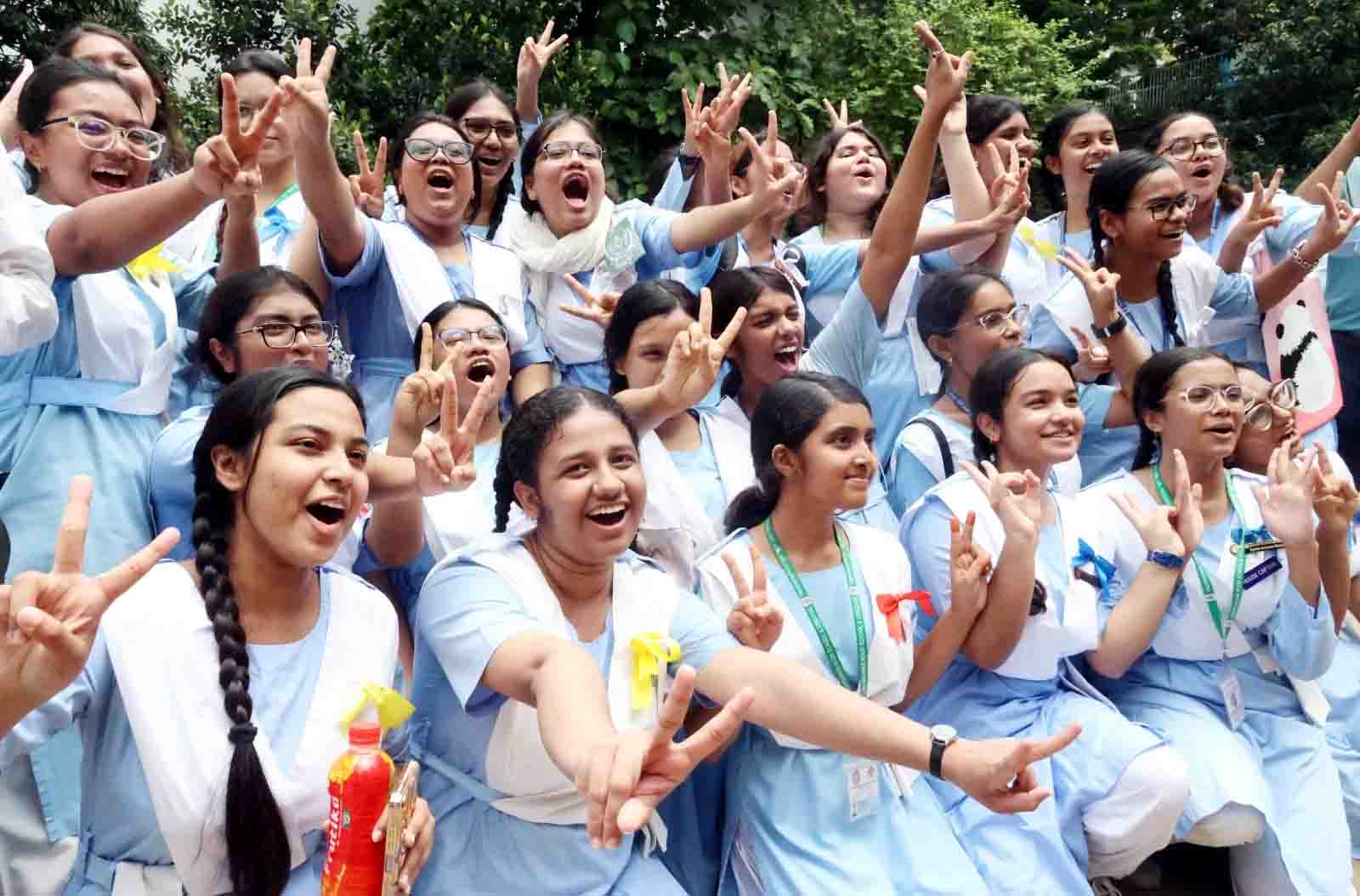 116,676 students secure GPA-5 in SSC, equivalent exams; girls outperform boys
