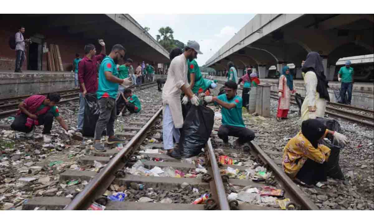 Young volunteers clean up waste from Kamalapur railway track