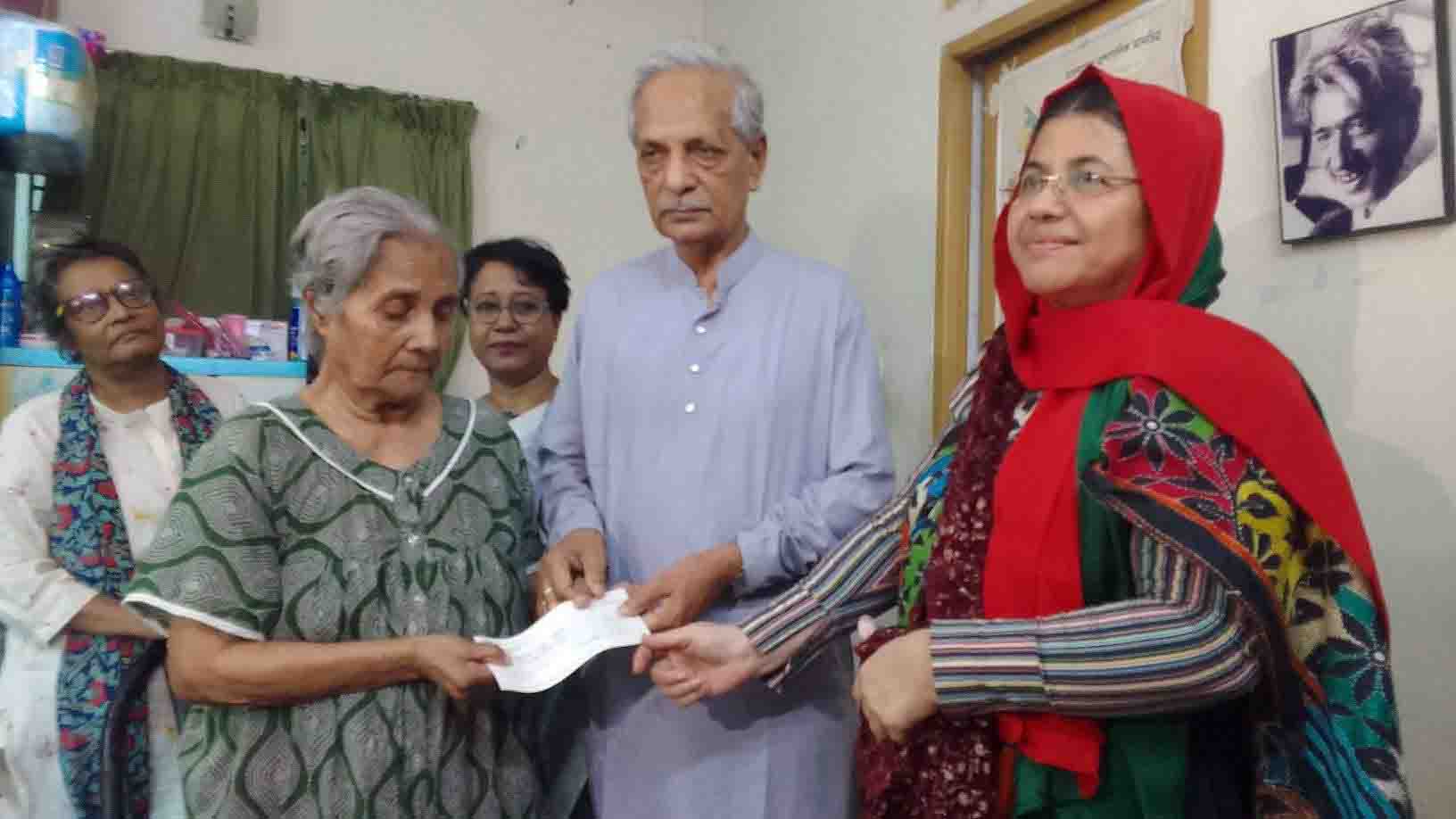 Nitai visits ailing wife of Language veteran Abdul Matin