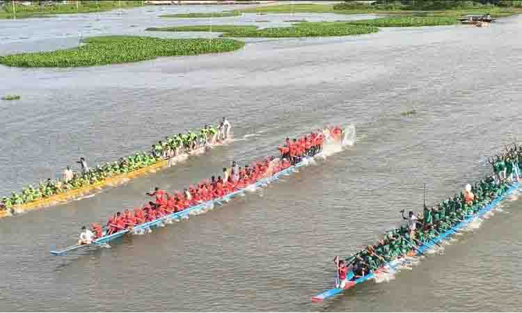 নদীর বুকে গতির লড়াই: বাংলার ঐতিহ্যবাহী নৌকাবাইচ