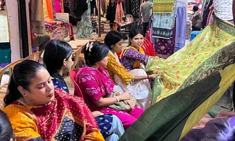 Puja shopping gains momentum, matching family outfits dominates markets