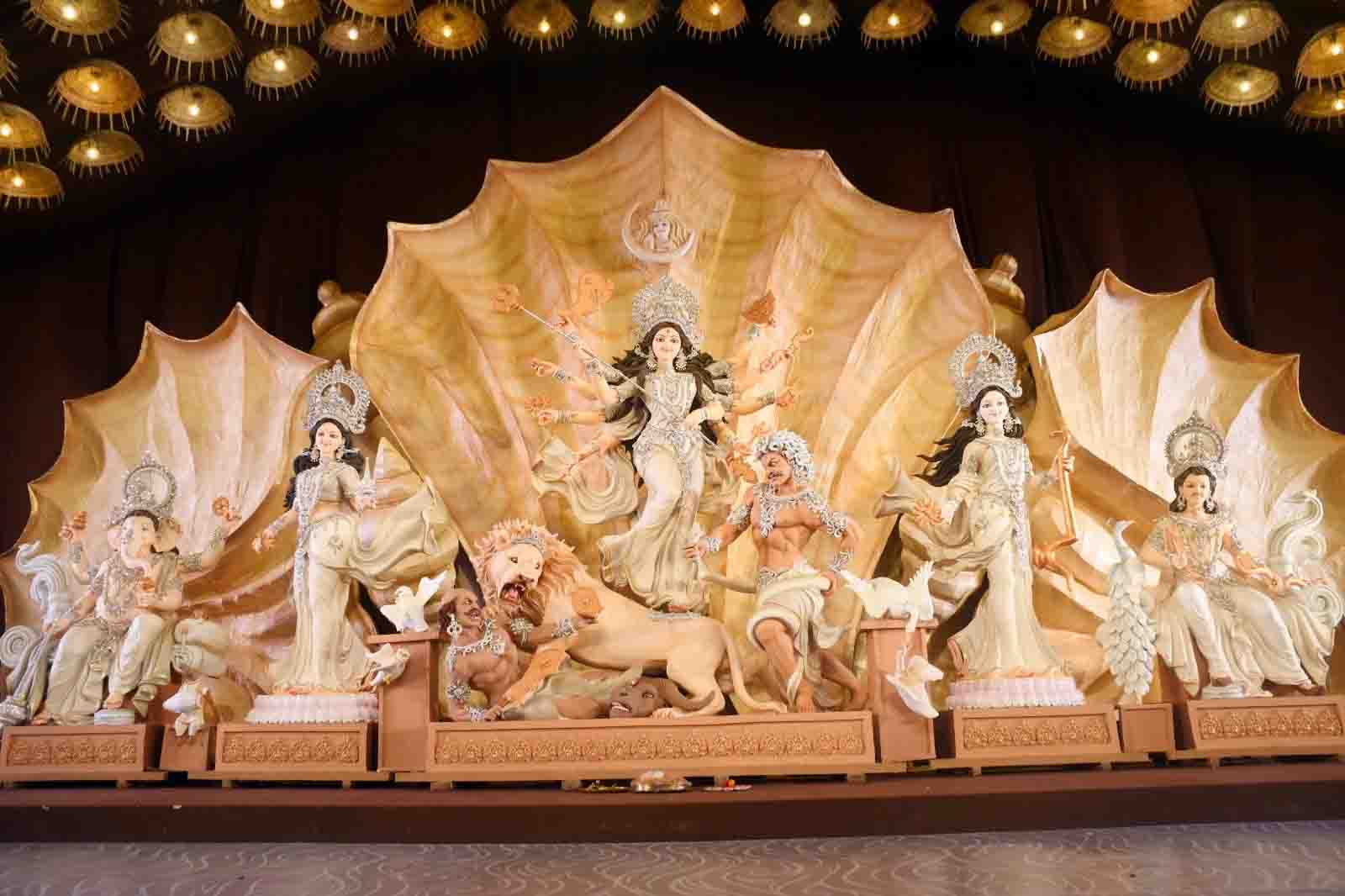 Maha Saptami brings puja mandaps alive