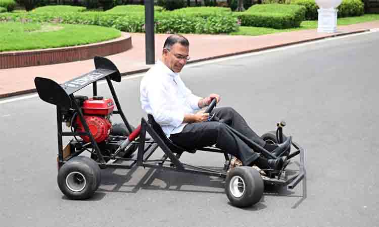 রিজওয়ান রশীদের বানানো 'রেসিং কার' চালিয়ে তাকে উৎসাহ দিলেন প্রধানমন্ত্রী