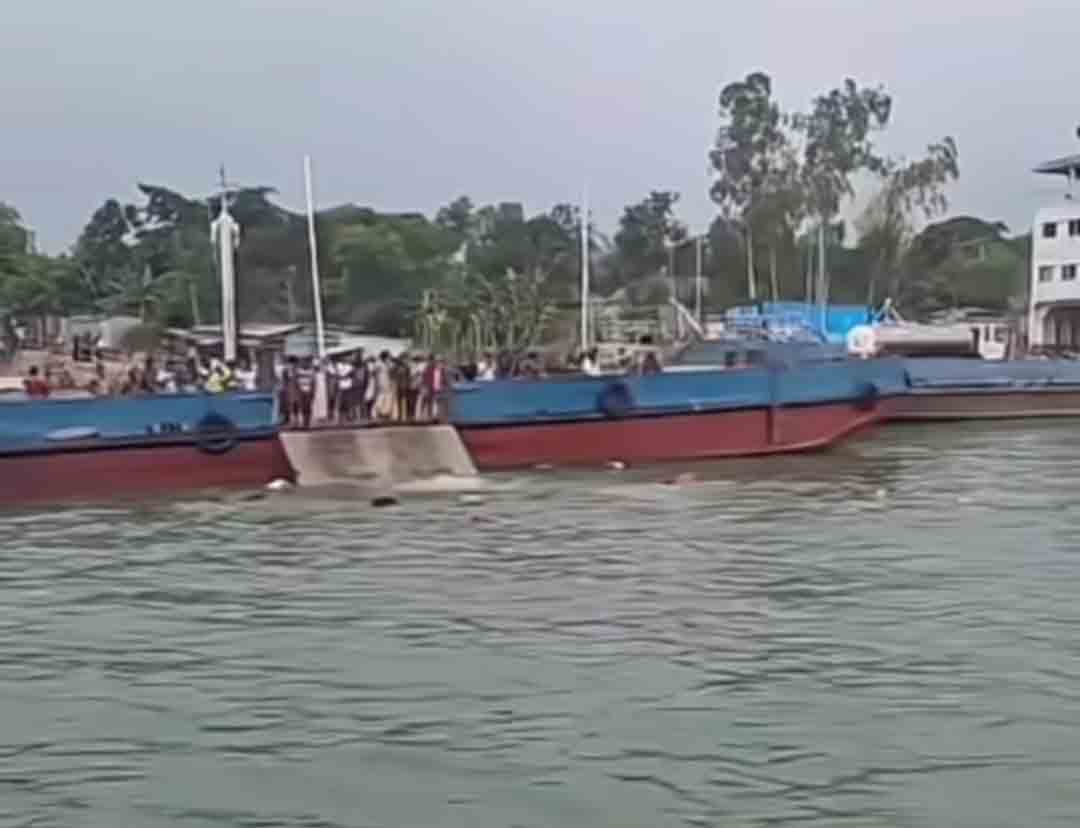 দৌলতদিয়ায় নিয়ন্ত্রণ হারিয়ে বাস নদীতে, মন্ত্রণালয়ের সিদ্ধান্তে রক্ষা পেল যাত্রীরা